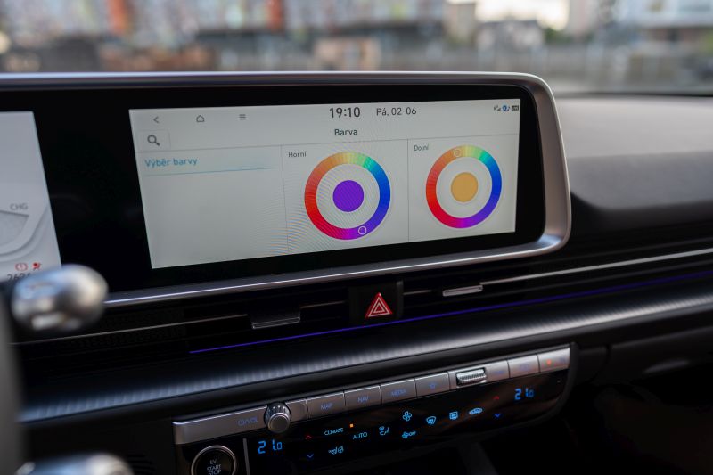 Žena využívající funkci V2L u nového modelu IONIQ 6.