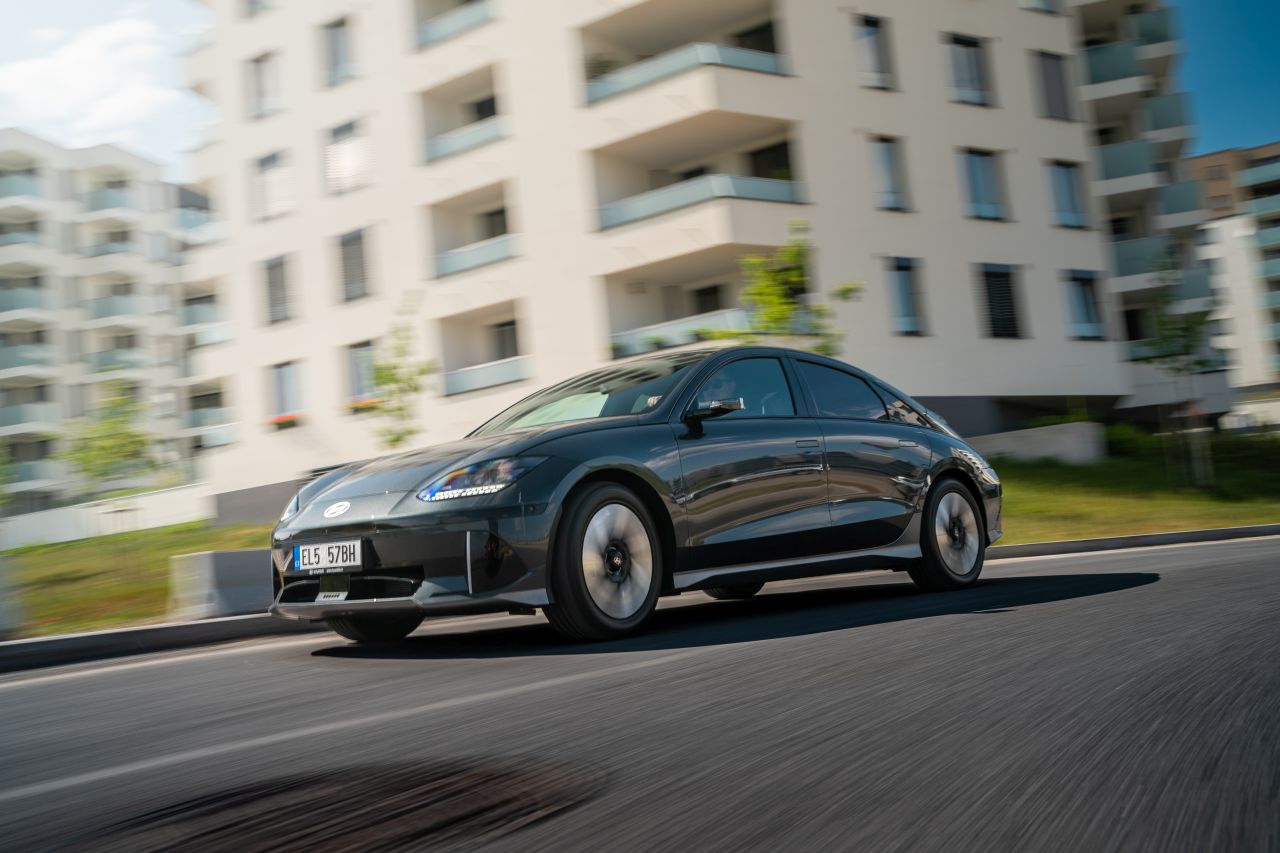 Muž u modelu IONIQ 6.