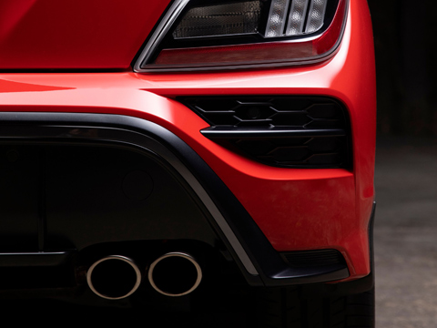 Pohled zezadu na centrální difuzor a dvojité výfukové potrubí nové výbavy Hyundai KONA N Line.