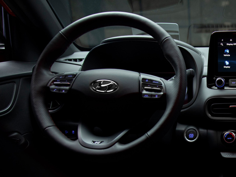 Volant zcela nové výbavy Hyundai KONA N Line kombinuje pohodlí a eleganci.