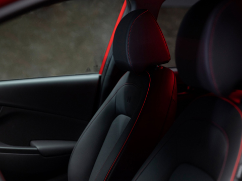 Detail rudého prošívání v interiéru nového modelu Hyundai KONA N Line.